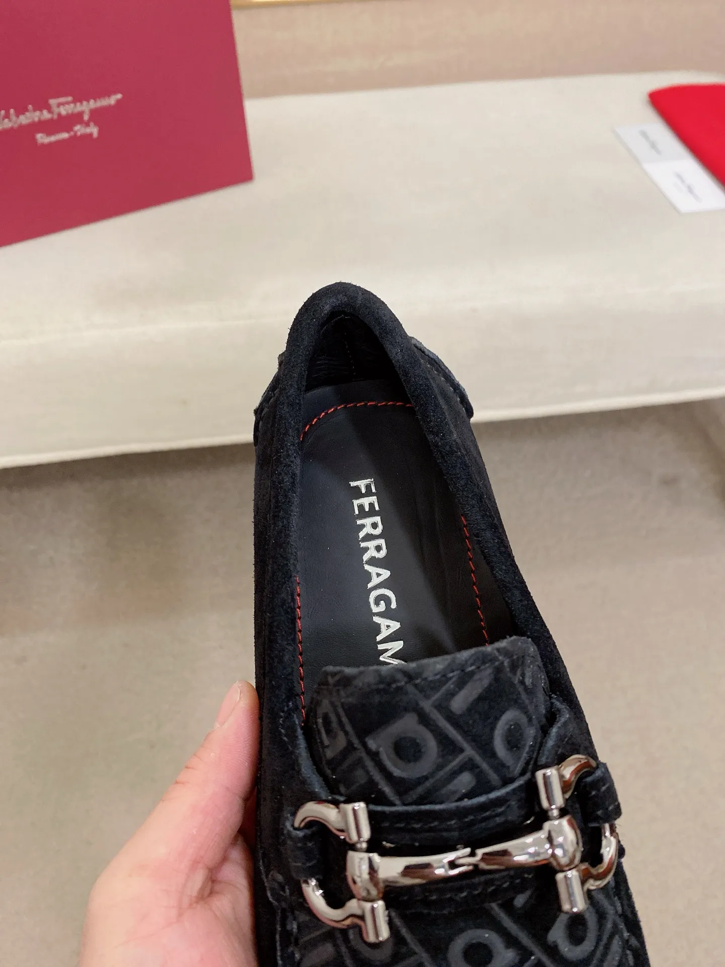 Men's shoes💰: 560💰High-end quality! Ferragamo🆕🆕Exclusive hot-selling products in stock🔥🔥New products on the shelves, high-quality Ferragamo men's pea shoes, high-end casual driving shoes, with complete packaging! 💪 💪 Material: Imported Niujing cowhide 🐂 + Imported high-quality water-dyed cowhide lining + wear-resistant outsole 👍🏻👍🏻 Features: High-end and comfortable, purely handmade 🚀 🚀 Create the perfect shoes that suit you best 🔥 🔥 Size: (38-44) 45 standard size can be customized!